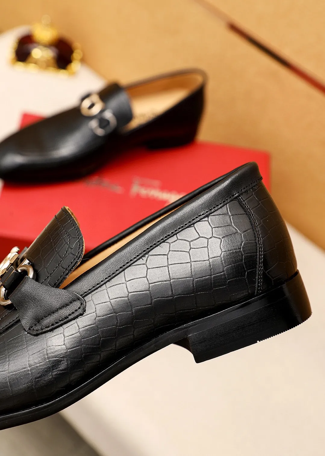 Men's shoes 💰442 💐 Product trademark: Ferragamo "Ferragamo" casual leather shoes Regular size: 38-44 (45.46🉑️customized) Product materials: Selected imported first-layer calfskin embossed upper + original hardware buckle, imported water-dyed cow leather lining. Strong three-dimensional visual effect, combined outsole Color: 1⃣️color optional